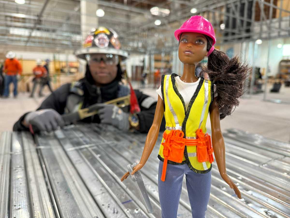 Construction worker barbie online