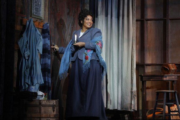 Janai Brugger as Mimi.