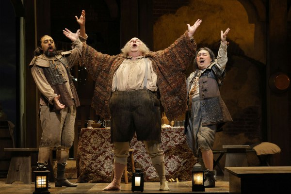 Vinícius Costa as Pistol, Craig Colclough as Sir John Falstaff, and Yuntong Han as Bardolph