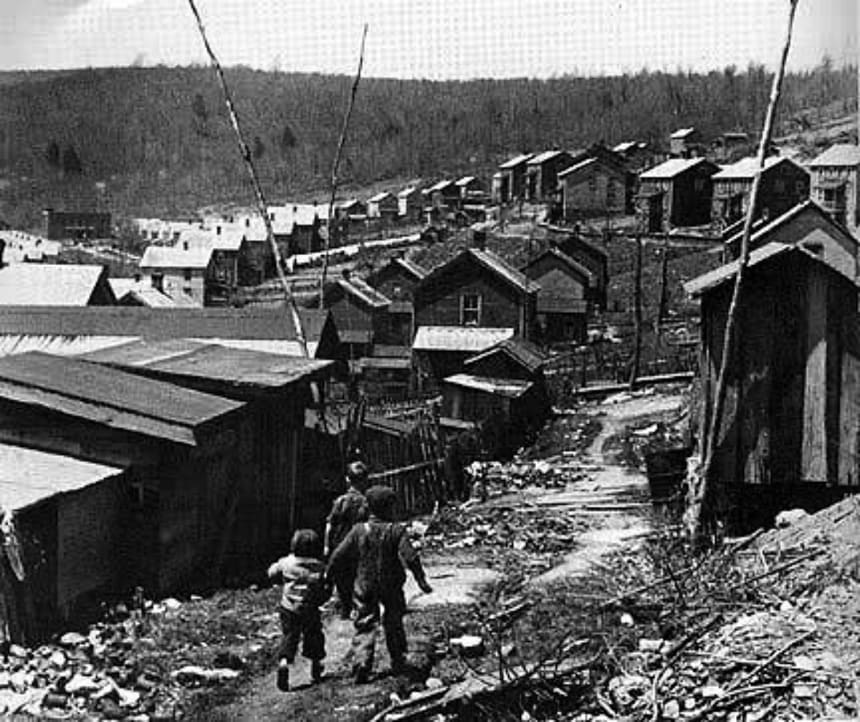Harlan County Miners Houses. SawyerFrye, This file is licensed under the Creative Commons Attribution-Share Alike 4.0 international license. Wikimedia Commons.