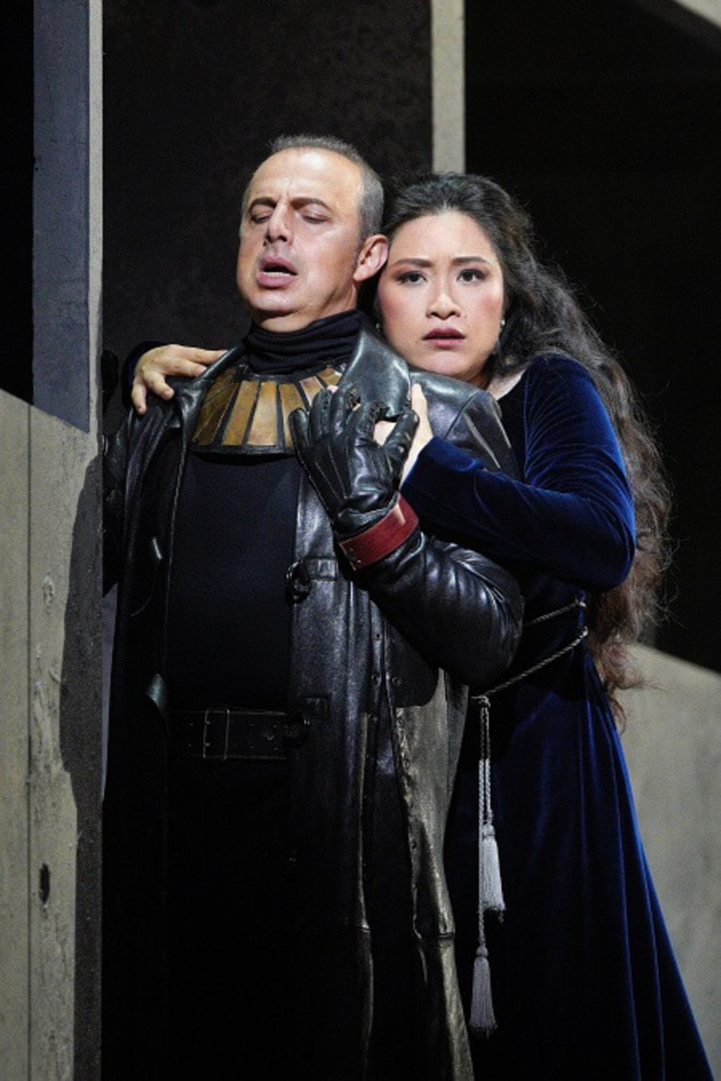 Vladimir Stoyanov as Count di Luna and Guanqun Yu as Leonora (Cory Weaver)