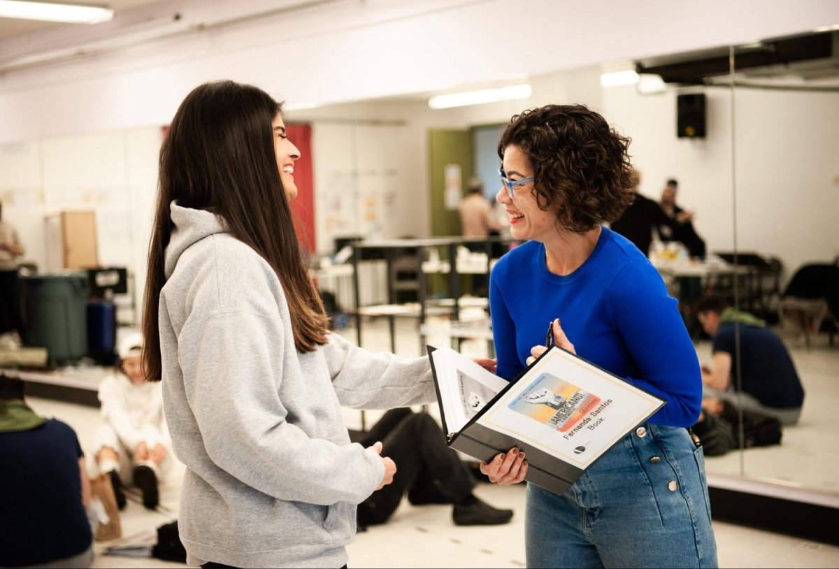 Actress/singer Legna Cedillo interacts with scriptwriter Fernanda Santos during a lunch break at the studios where the cast rehearses. Santos was excited to see her new theater project coming to life days before the first preview show of !Americano! Photo by Mariela Murdocco for palabra.