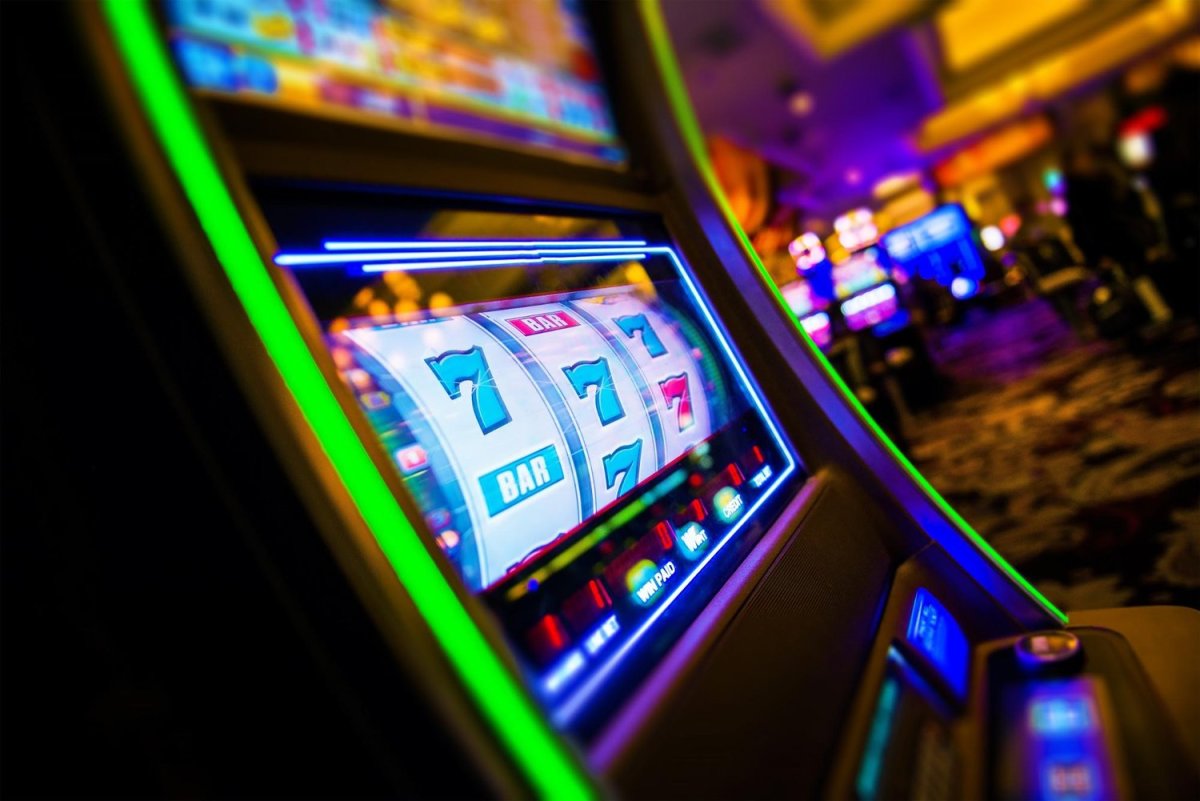 Over half a million Latinos suffer from disordered gambling. It goes beyond gambling at casinos, it also extends to sports gambling. Photo via Shutterstock
