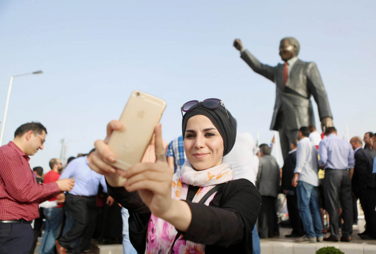 PALESTINIANS TAKE PART IN CEREMONY TO UNVEIL A SCULPTURE OF THE FIRST DEMOCRATICALLY ELECTED SOUTH AFRICAN PRESIDENT AND ANTI-APARTHEID LEADER NELSON MANDELA, IN THE WEST BANK CITY OF RAMALLAH, TUESDAY, APRIL 26, 2016. (PHOTO: SHADI HATEM/APA IMAGES)